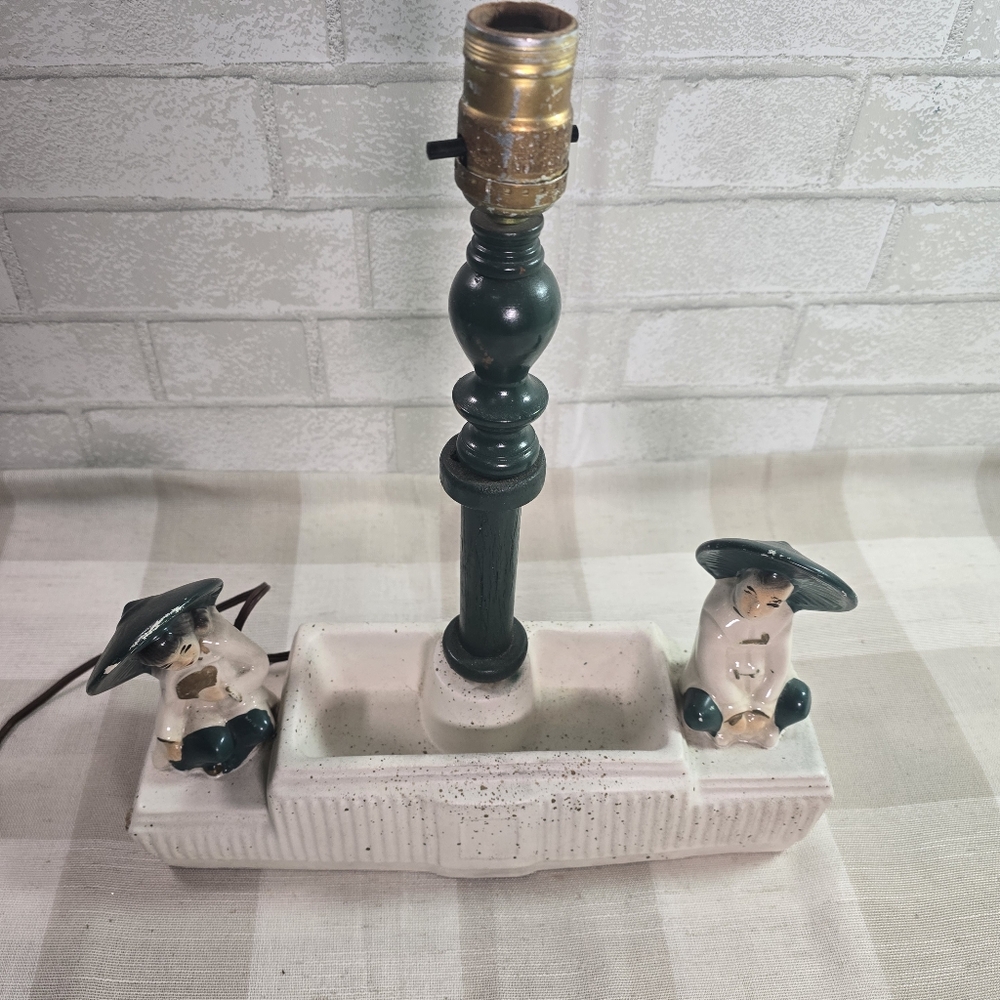 Vintage MCM Leviton Table Lamp Green White Porcelain Asian 2 Figures with Hats - Picture 4 of 11